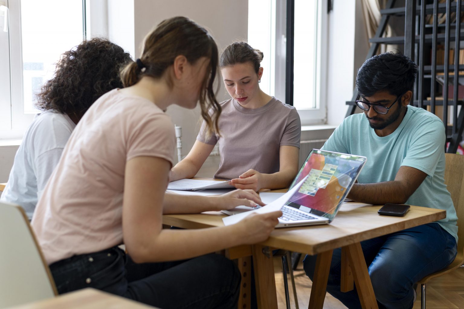 Estudantes reunidos em uma mesa de estudos